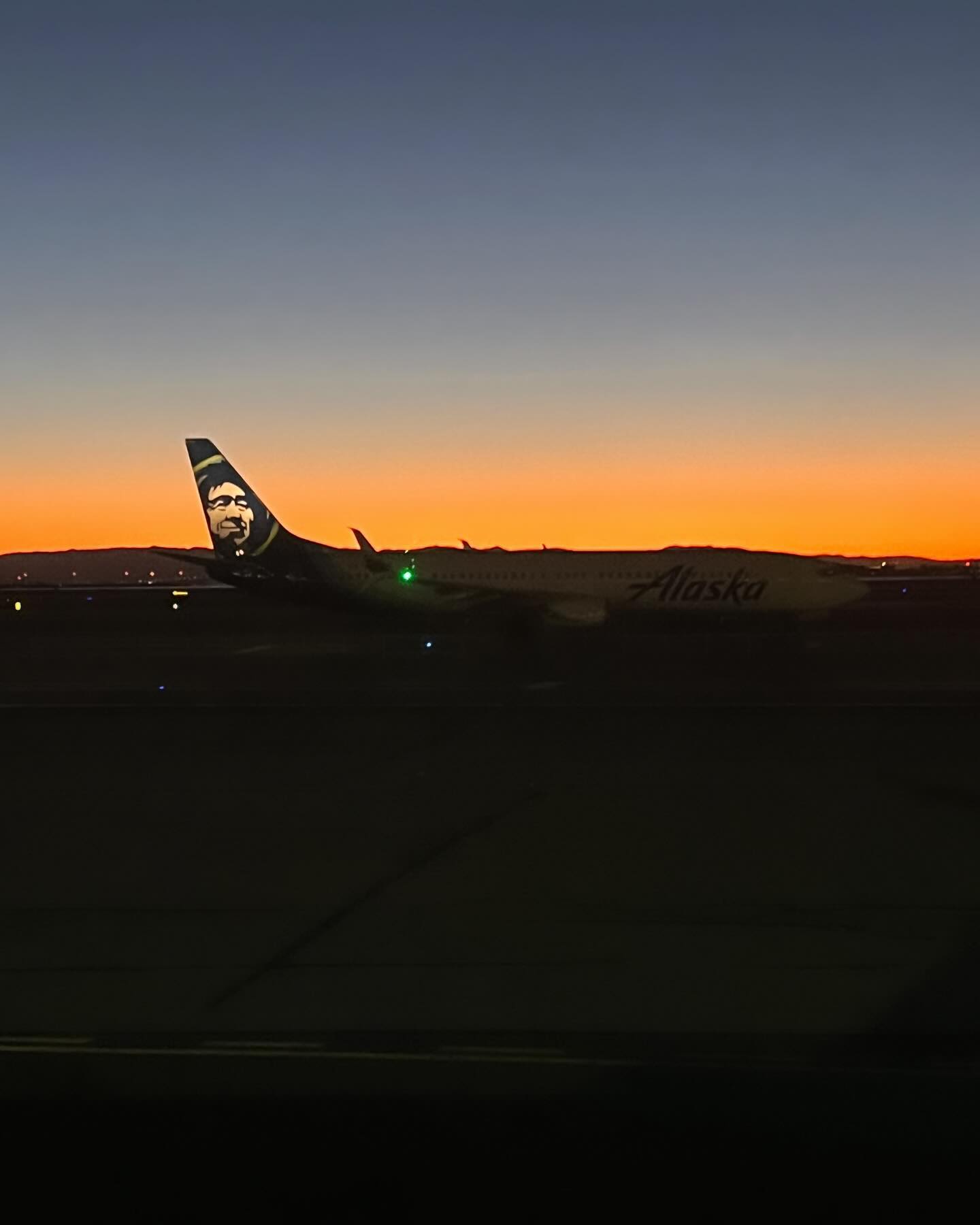 Sunrise @flysfo early morning flights are harsh but worth it as security is quick, and the airport quieter.  Flying @delta but got an amazing @alaskaair shot.